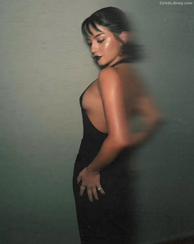 Isabela Merced photo 6 of 1797