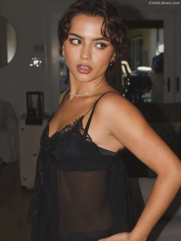 Isabela Merced photo 1 of 1797