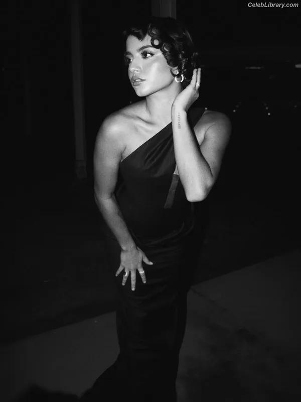 Isabela Merced photo 3 of 1797