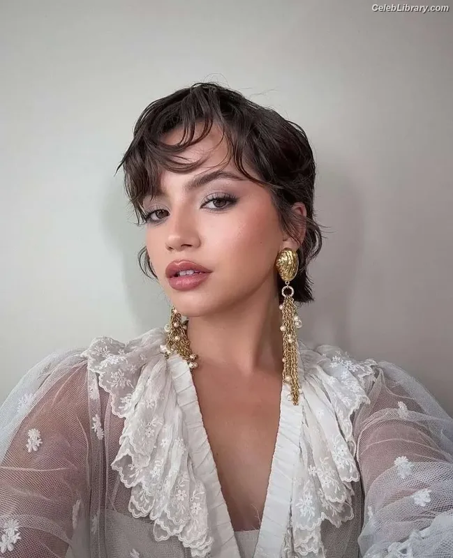 Isabela Merced photo 10 of 1797