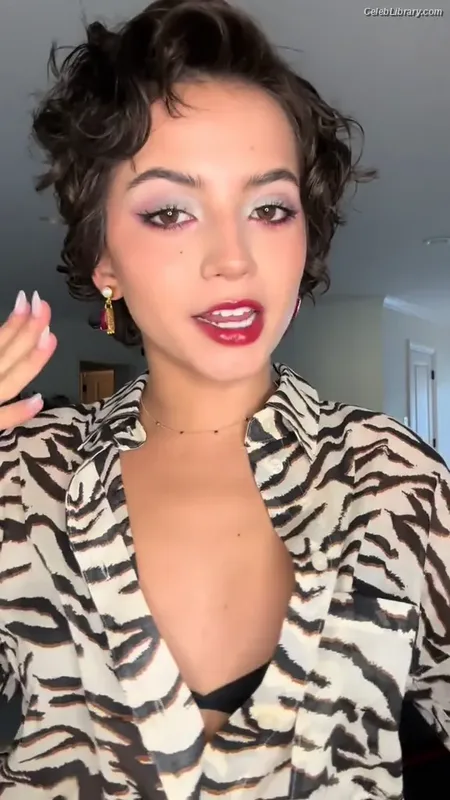 Isabela Merced photo 21 of 1797