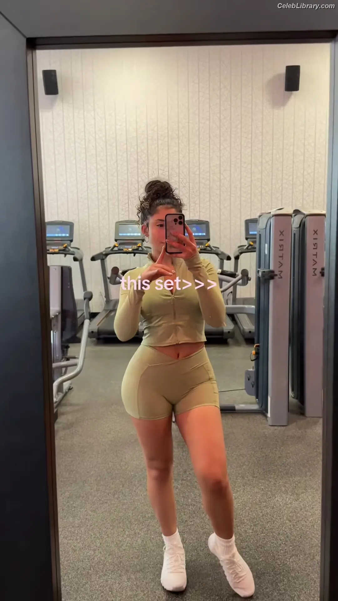 Isabella Ferreira photo 9 of 112