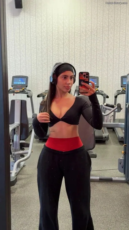Isabella Ferreira photo 5 of 113