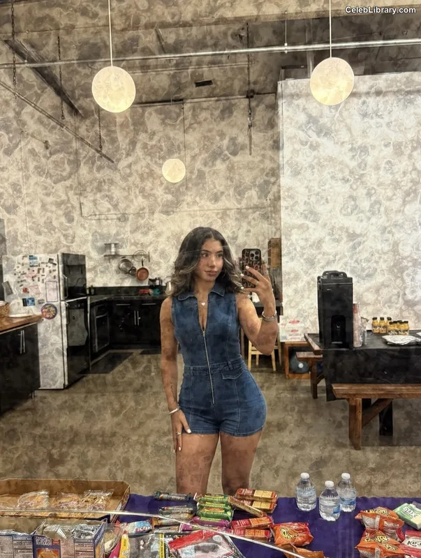 Isabella Ferreira photo 3 of 113