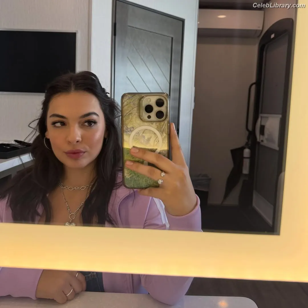 Isabella Gomez photo 6 of 479