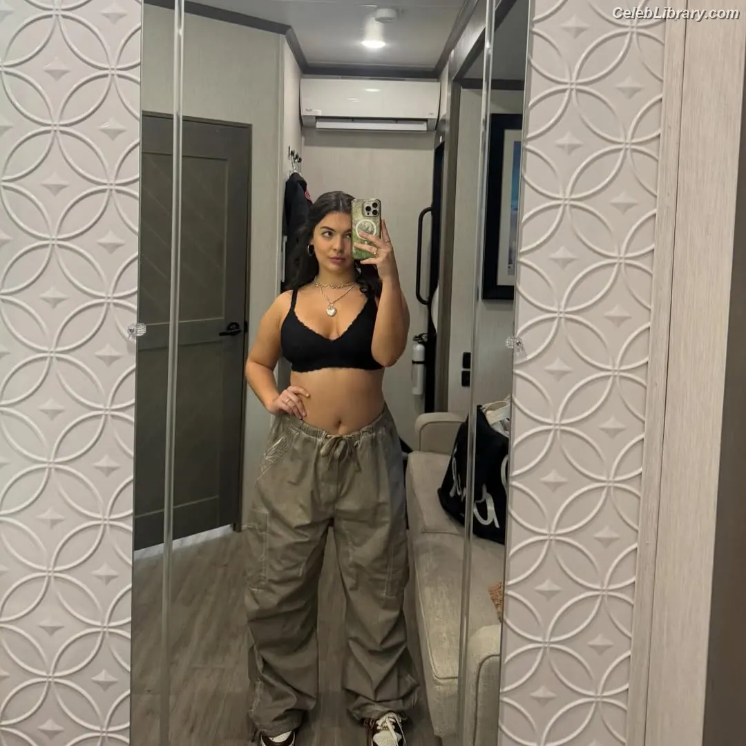 Isabella Gomez photo 8 of 479