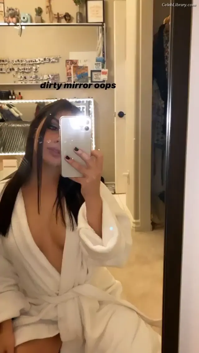 Isabella Gomez photo 19 of 479