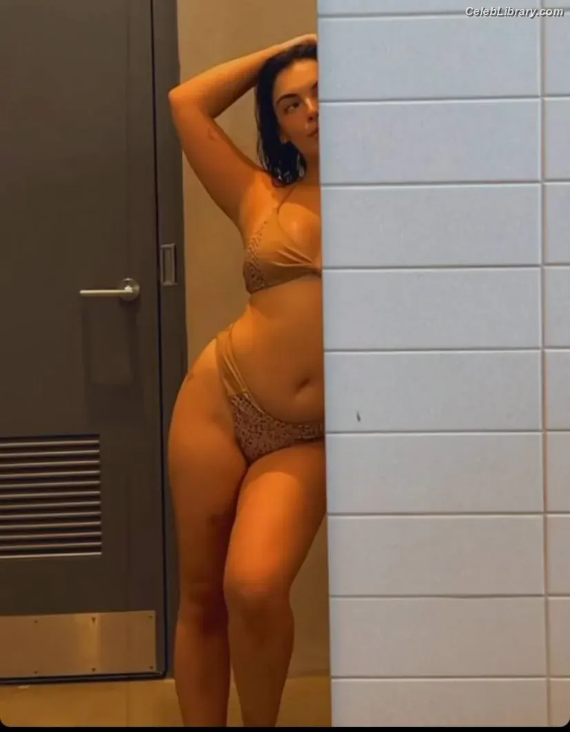 Isabella Gomez photo 7 of 479