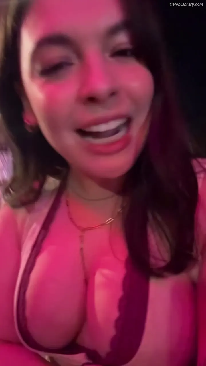 Isabella Gomez photo 9 of 479
