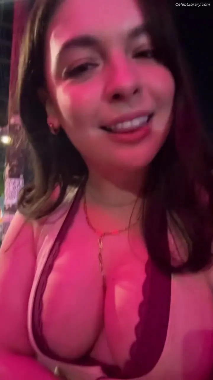 Isabella Gomez photo 10 of 479