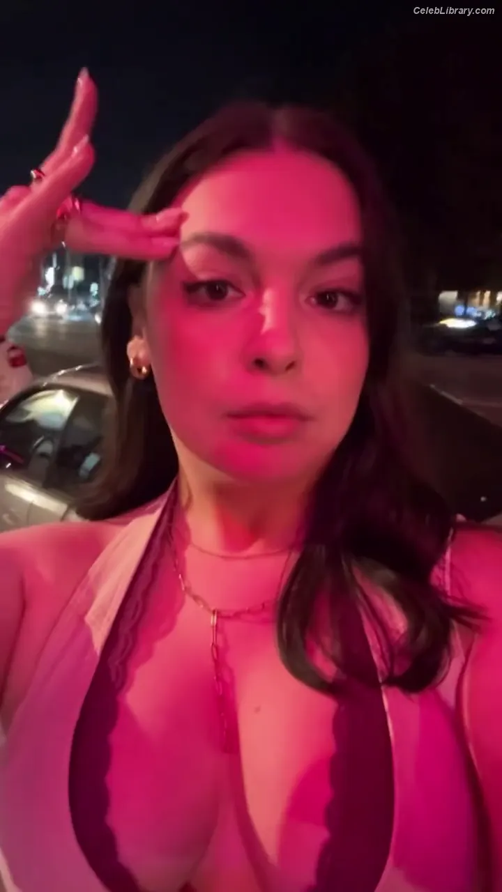 Isabella Gomez photo 16 of 479