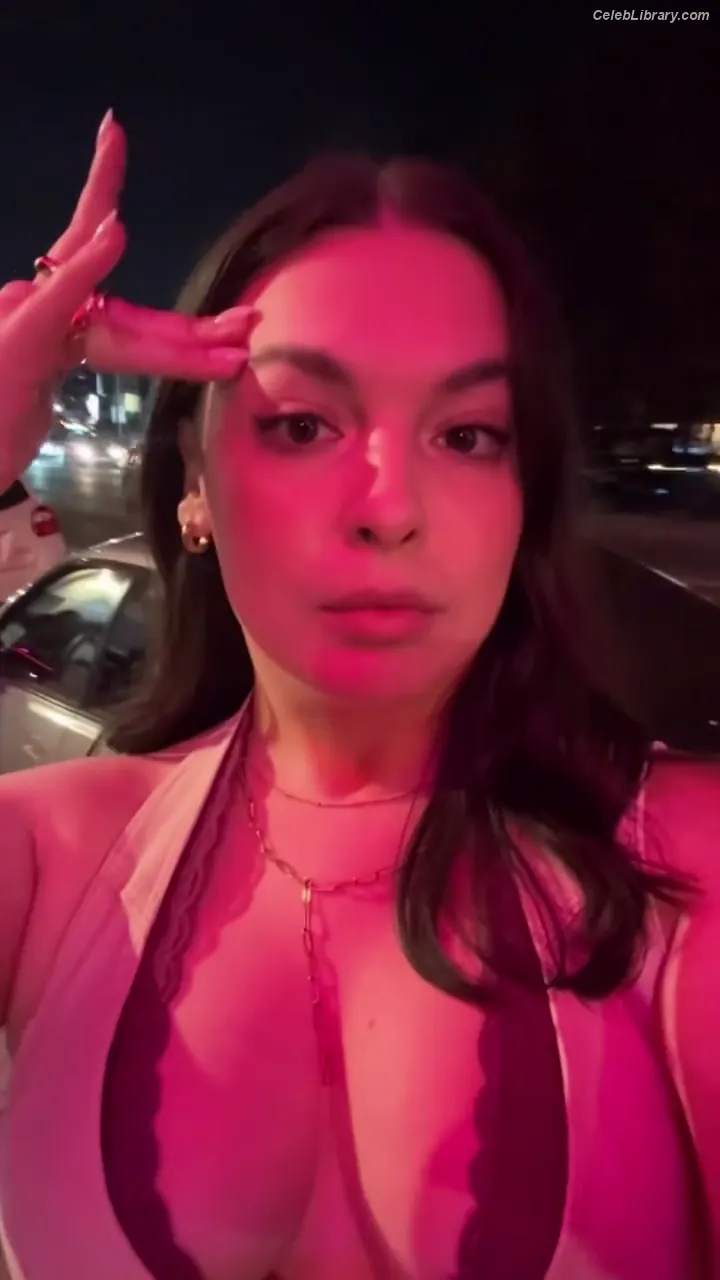 Isabella Gomez photo 17 of 479