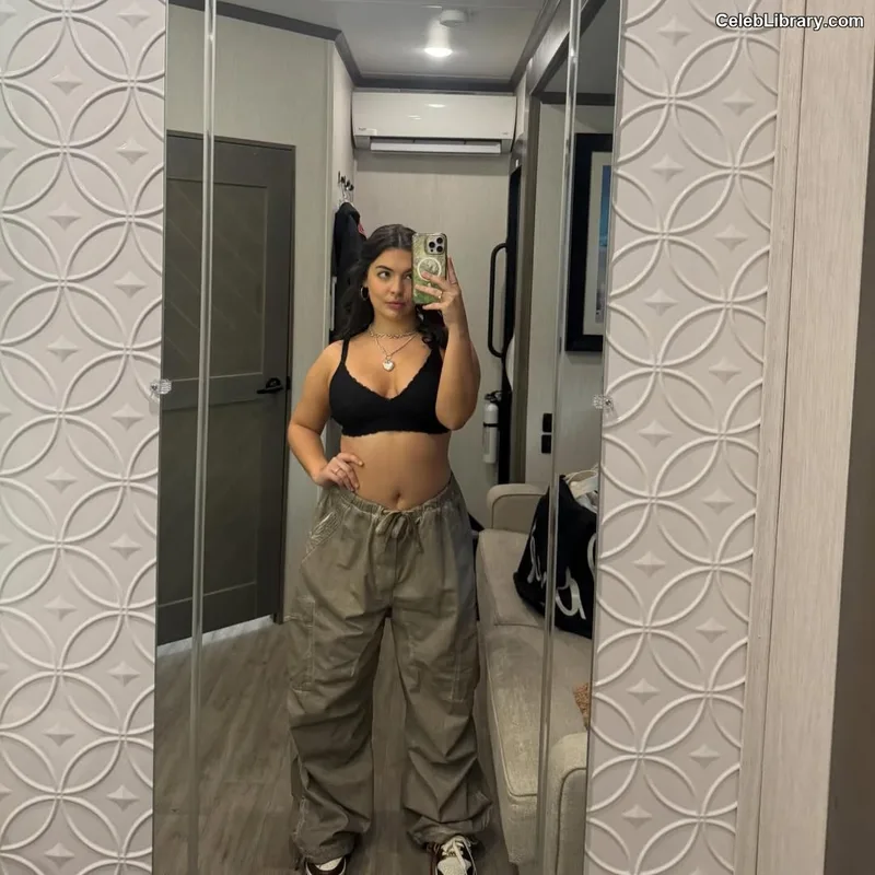 Isabella Gomez photo 8 of 479