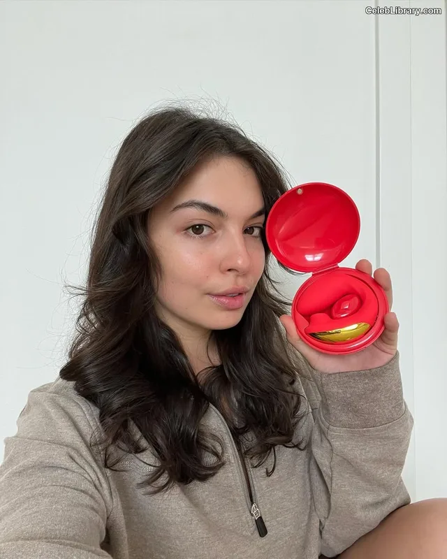 Isabella Gomez photo 11 of 479