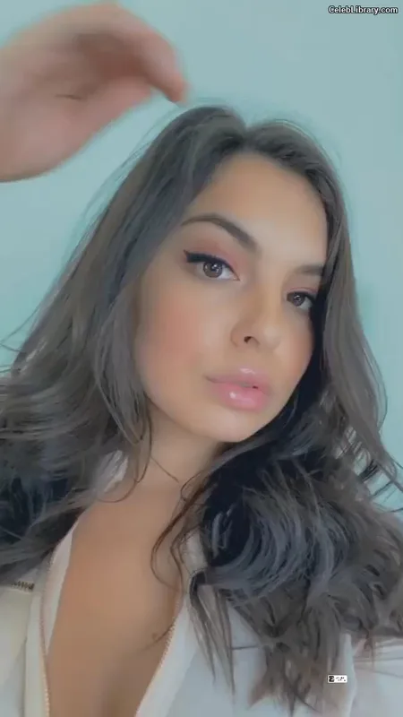 Isabella Gomez photo 14 of 479