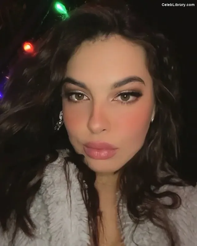 Isabella Gomez photo 1 of 479