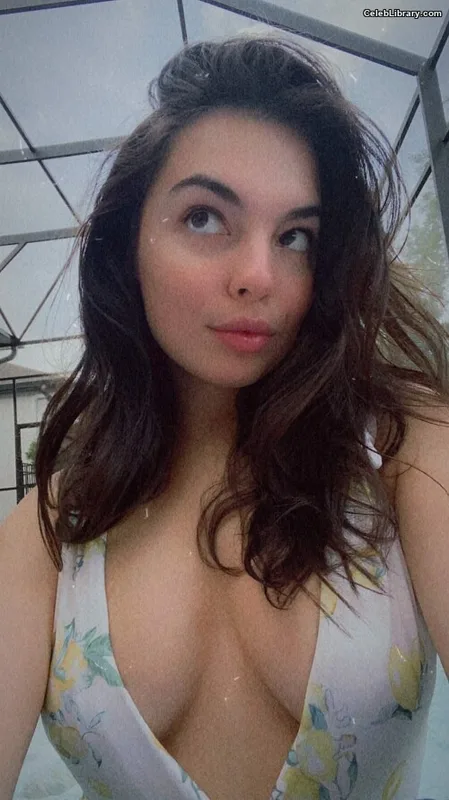 Isabella Gomez photo 21 of 479
