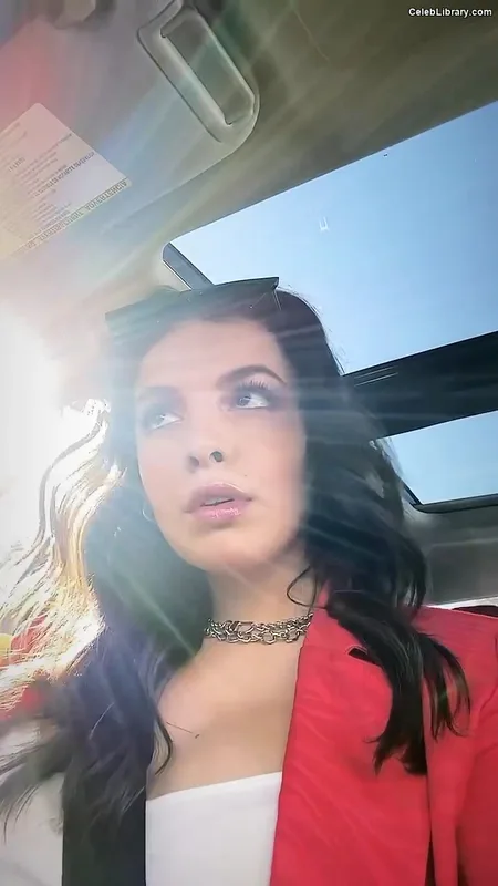 Isabella Gomez photo 24 of 479