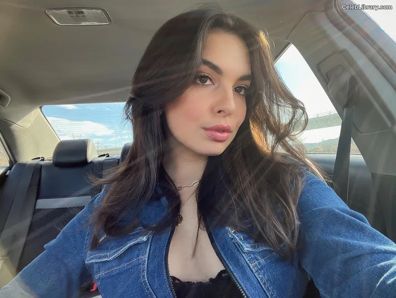 Isabella Gomez photo 21 of 479