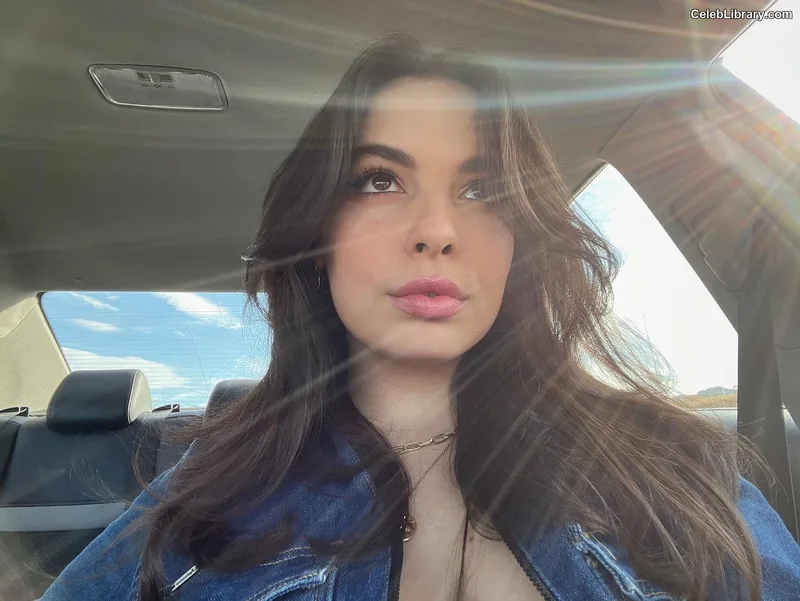 Isabella Gomez photo 22 of 479