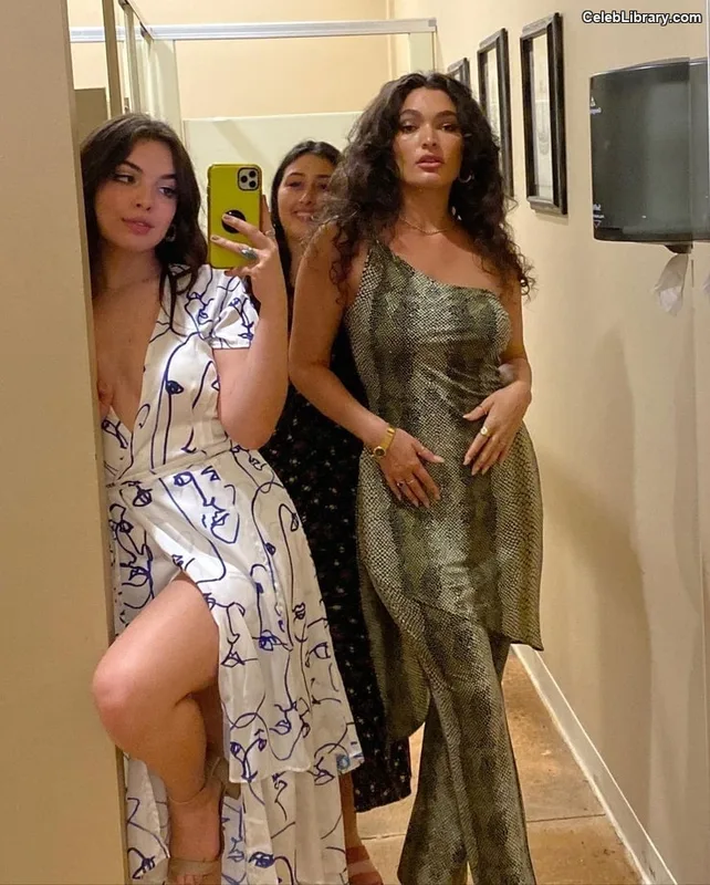 Isabella Gomez photo 24 of 479