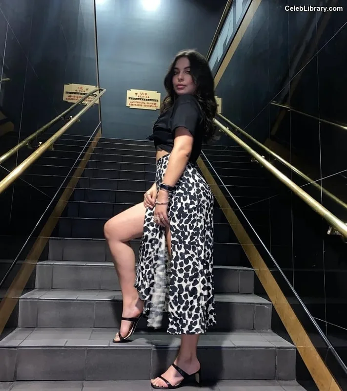 Isabella Gomez photo 21 of 479