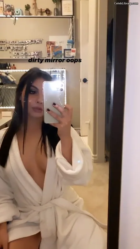 Isabella Gomez photo 19 of 479