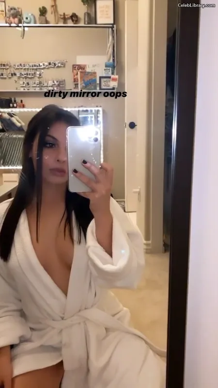 Isabella Gomez photo 20 of 479