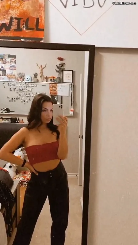 Isabella Gomez photo 15 of 479