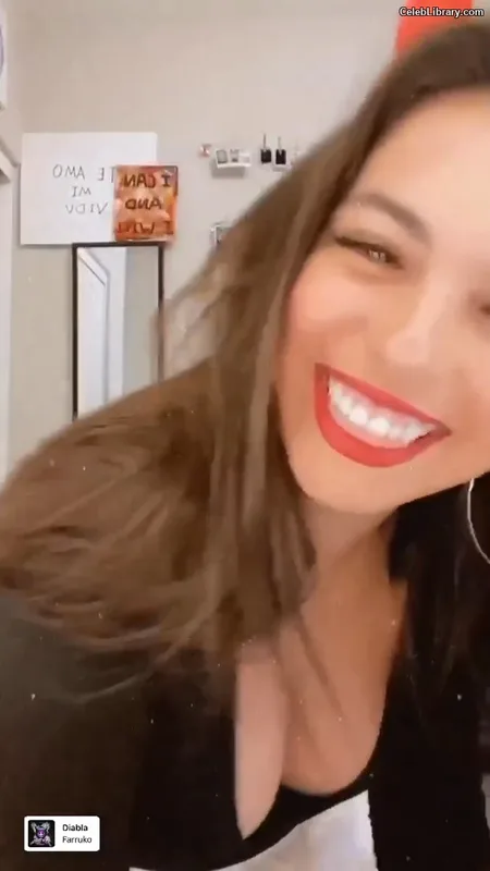 Isabella Gomez photo 20 of 479
