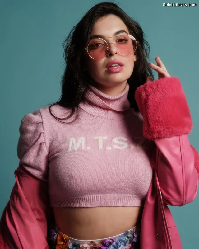 Isabella Gomez photo 18 of 479
