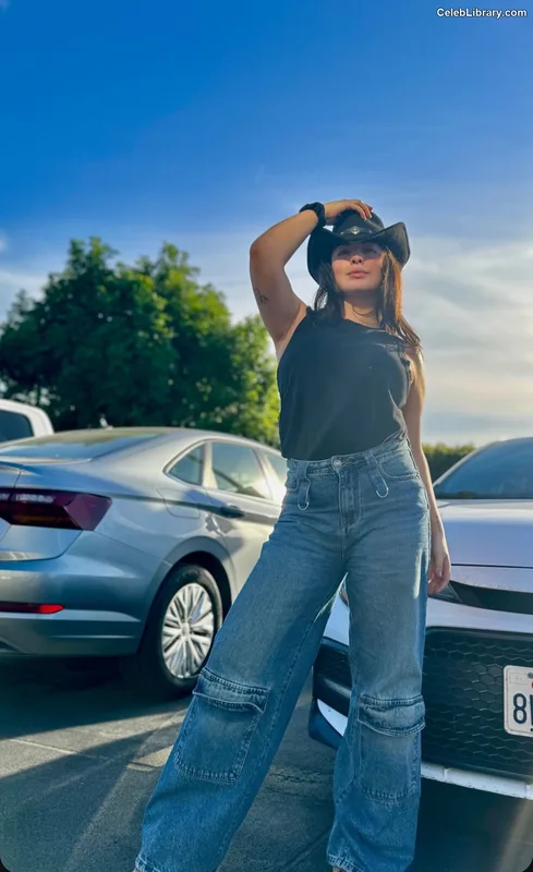 Isabella Gomez photo 22 of 479