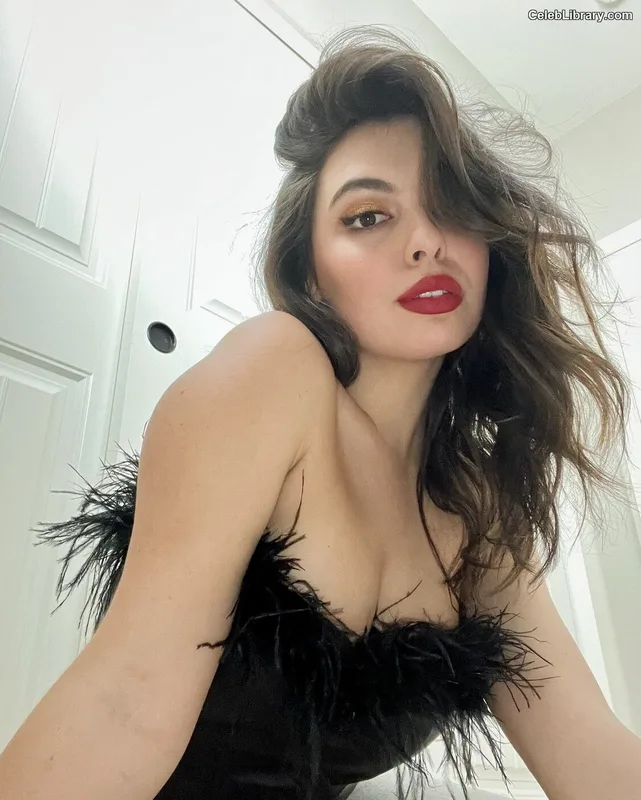Isabella Gomez photo 10 of 479