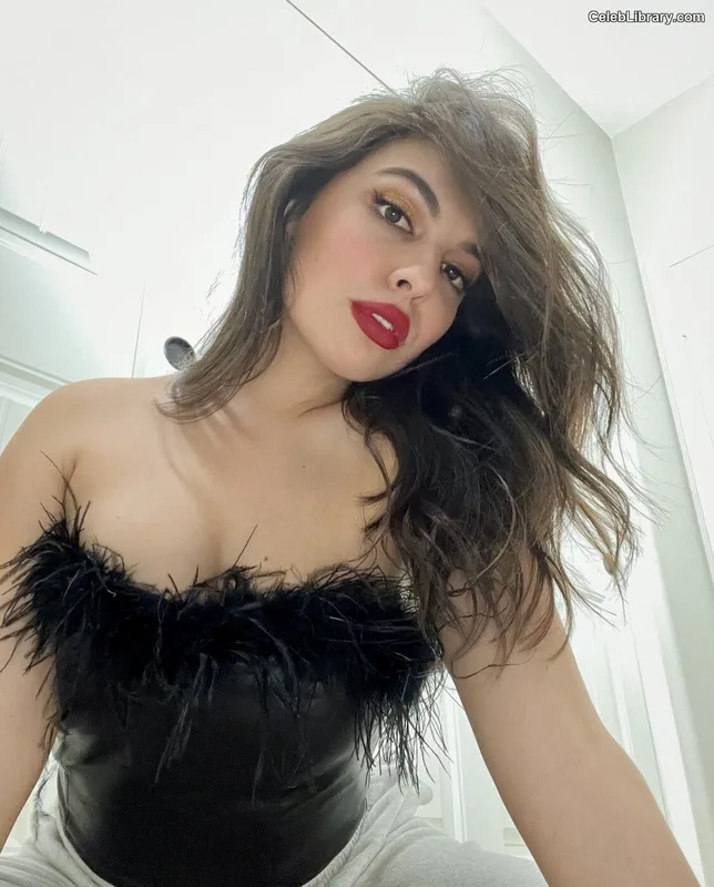 Isabella Gomez photo 12 of 479