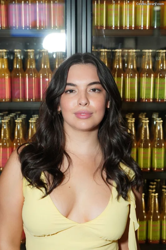 Isabella Gomez photo 20 of 479