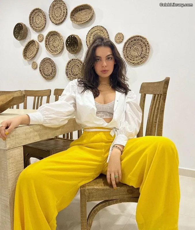 Isabella Gomez photo 10 of 479
