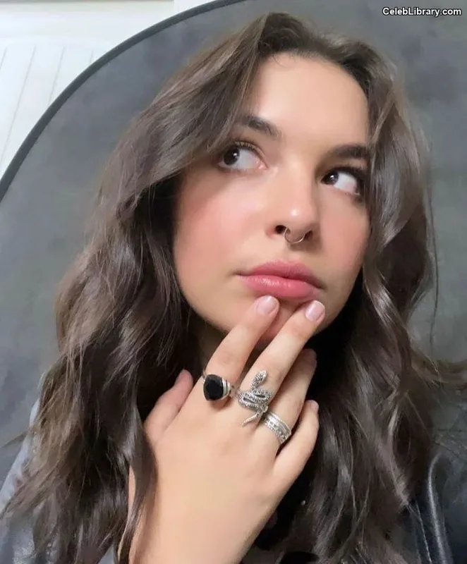 Isabella Gomez photo 13 of 479