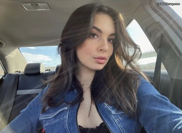 Isabella Gomez photo 6 of 479