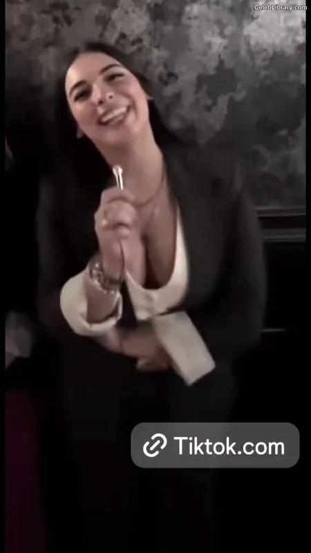 Isabella Gomez photo 19 of 479