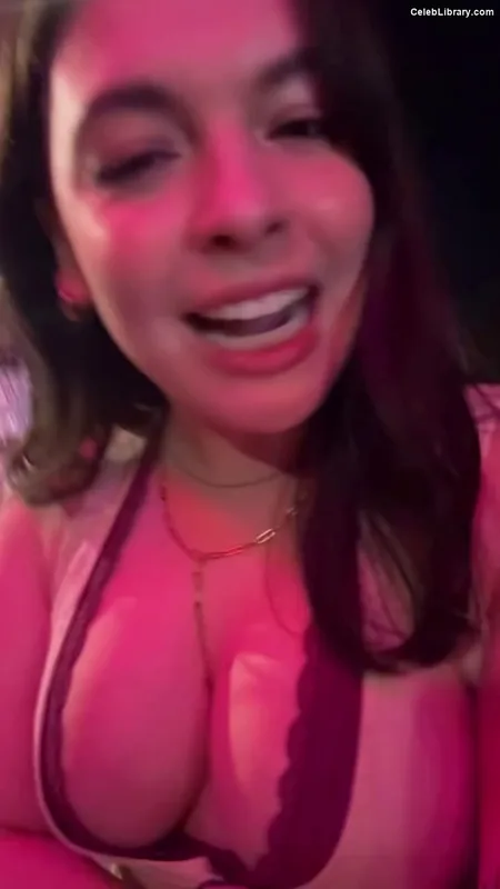 Isabella Gomez photo 8 of 479