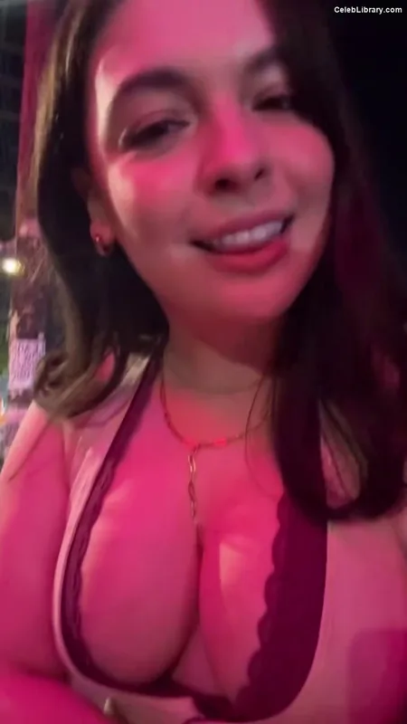 Isabella Gomez photo 9 of 479