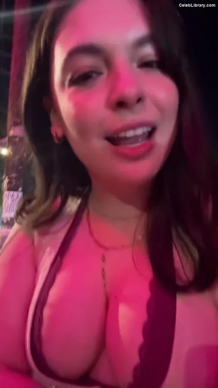 Isabella Gomez photo 10 of 479