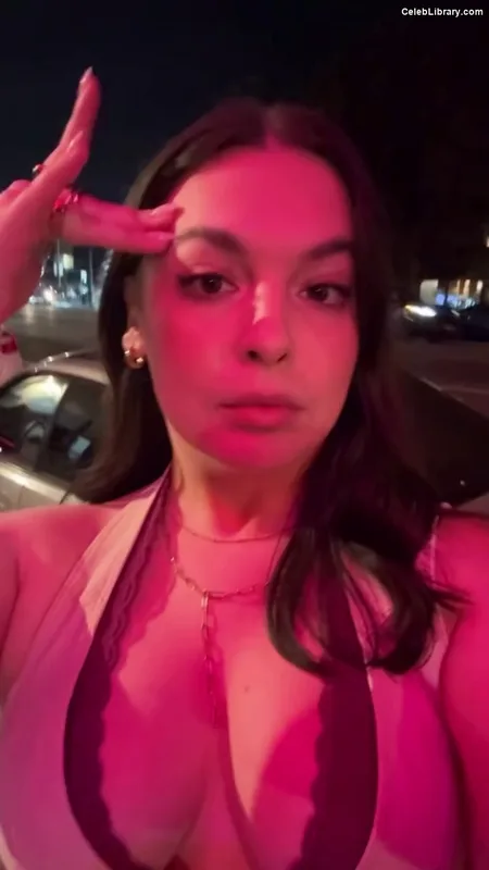 Isabella Gomez photo 14 of 479
