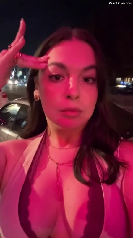 Isabella Gomez photo 15 of 479