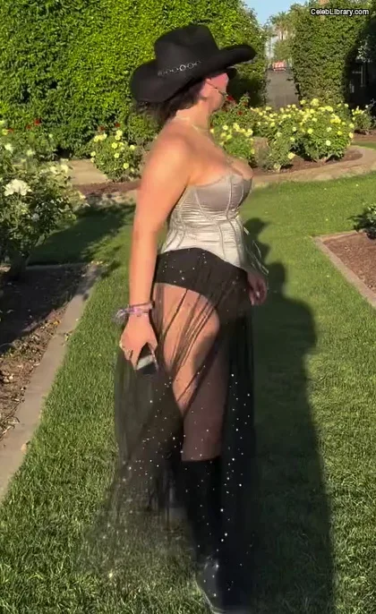 Isabella Gomez photo 10 of 479