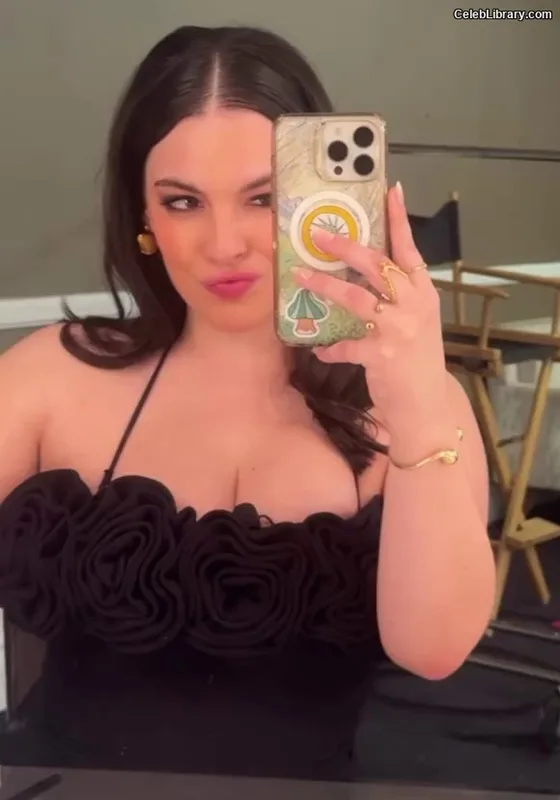 Isabella Gomez photo 17 of 479
