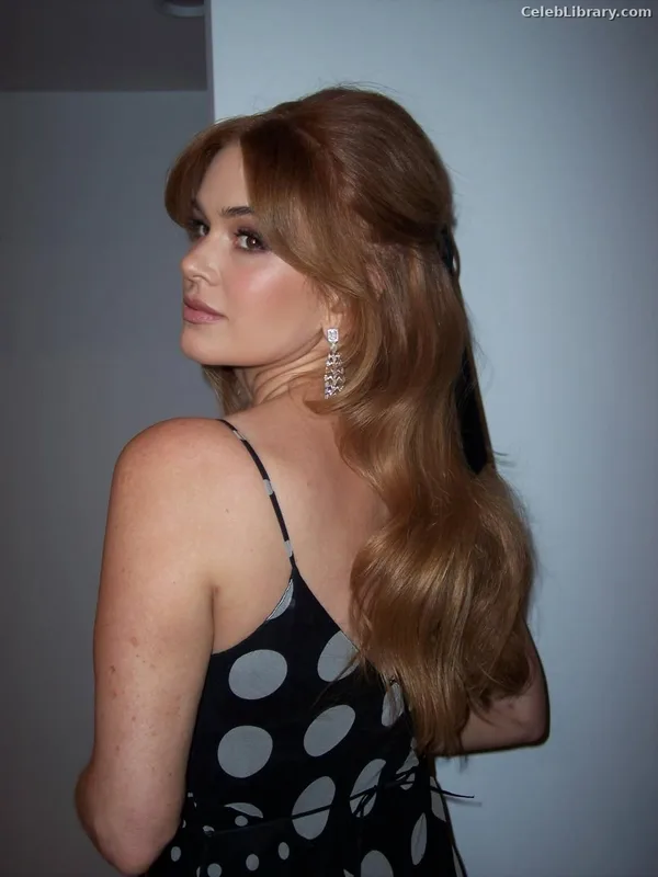 Isla Fisher photo 18 of 434