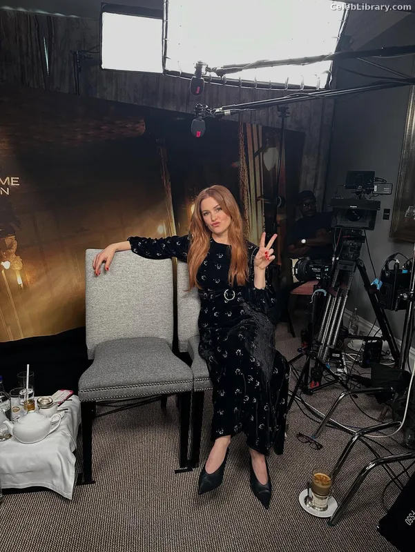 Isla Fisher photo 11 of 434