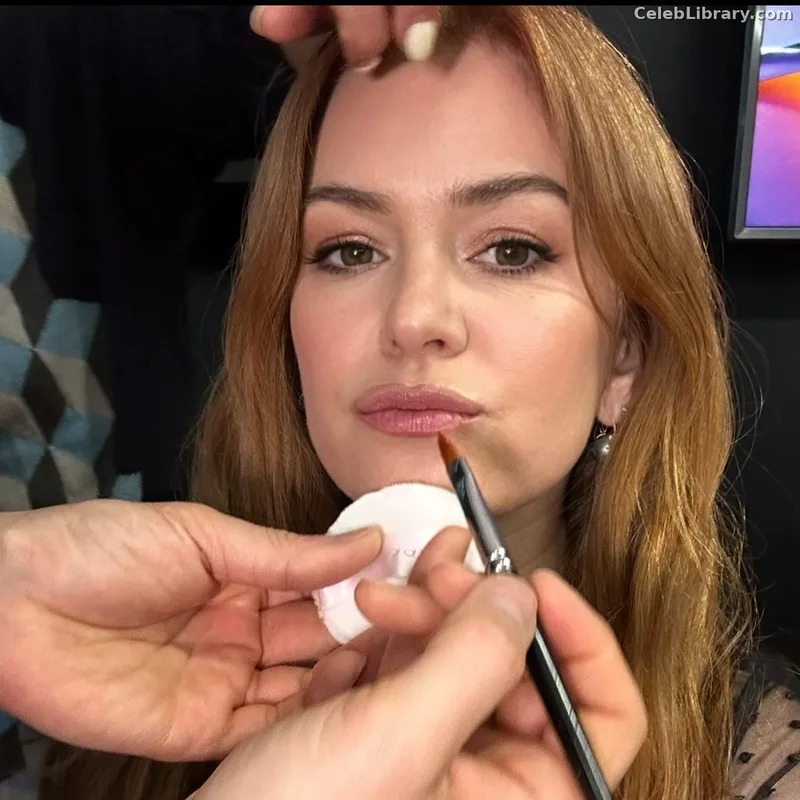 Isla Fisher photo 20 of 434