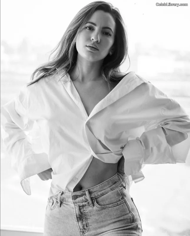 Ivana Baquero photo 5 of 318